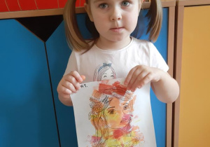 Zosia prezentuje wykonany przez siebie portret Pani Jesieni.